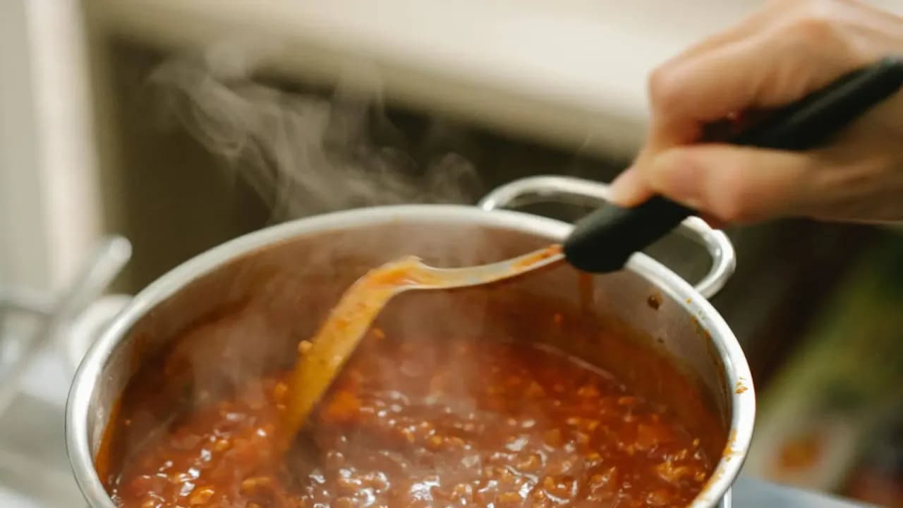 Jakie wino do bigosu? Wybór, ilość i sekretny moment dodania