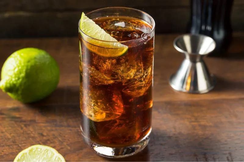 Drinki z Jägermeistera: Proste przepisy i kultowe koktajle