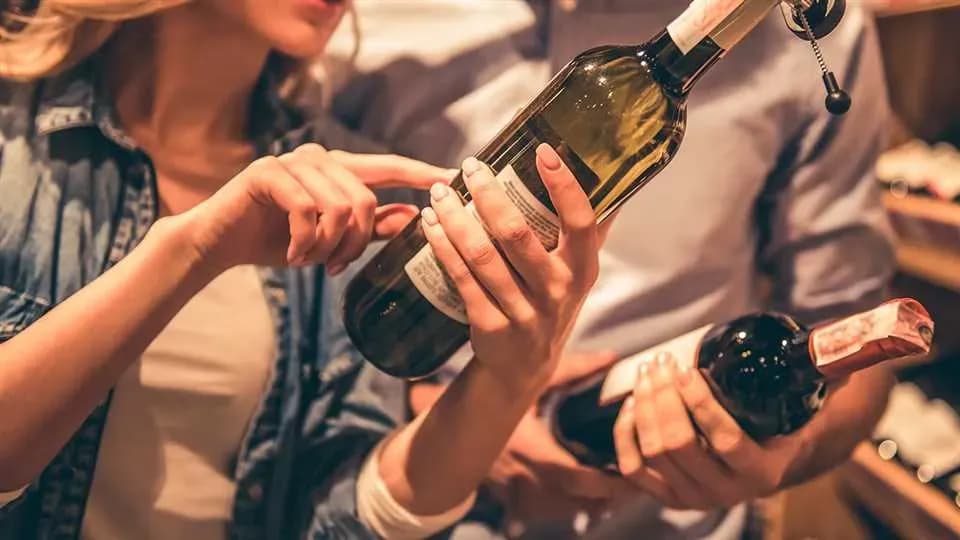 Jak usunąć alkohol z wina w kuchni? Proste sposoby i porady