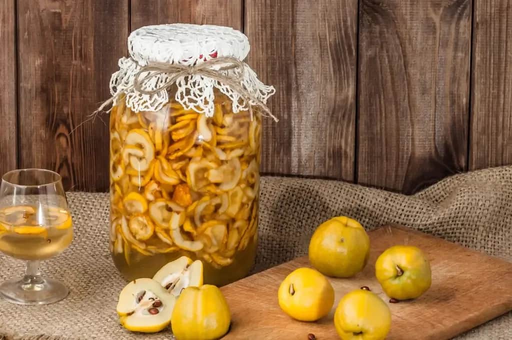 Pigwa z nalewki: 10+ pomysłów na jej wykorzystanie w kuchni