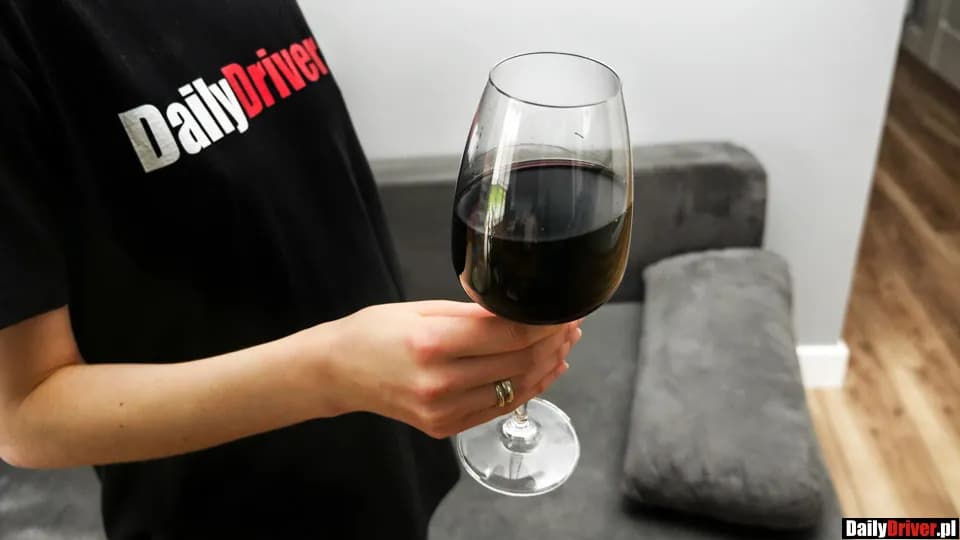 Lampka wina a jazda autem: Ile czasu potrzebujesz, by być bezpiecznym?