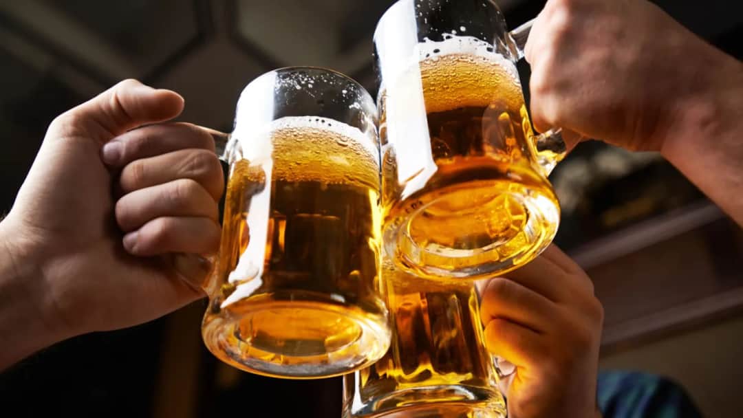 Piwo czy wódka: Co ma więcej kalorii i jak wybrać świadomie?