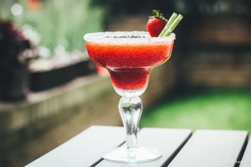 Proste drinki z likierem truskawkowym: Przepisy i porady