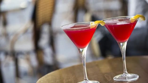 Cosmopolitan: Prosty przepis na kultowy drink z historią