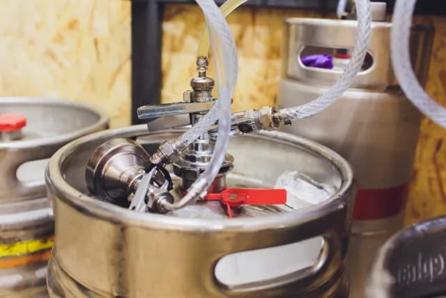 Jaki gaz do piwa z beczki? CO2, azot czy mieszanka?