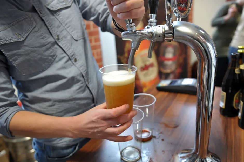 Jak powstaje piwo bezalkoholowe? Poznaj procesy i technologie
